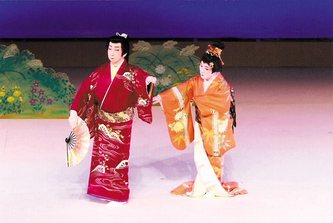 Male and female duet, 'Aki no Irokusa' with dancers Onoe Kikunobu and Onoe Kikunobukazu. PHOTO COURTESY OF KIKUNOBU DANCE COMPANY