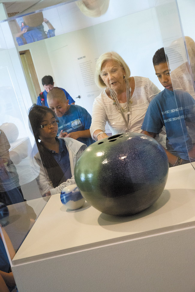 Spalding House docent Susan Palmore talks to fifth-grade Holomua Elementary students about the science behind ceramic glazes. Photo by Rachel Breit
