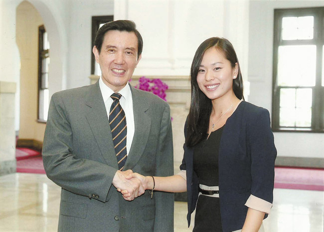 Taiwan's President Ma Ying-jeou shakes hands with Kaiser High alumna Kelly Park during a meeting of cultural exchange fellows in Taiwan this summer. Photo from Kelly Park.