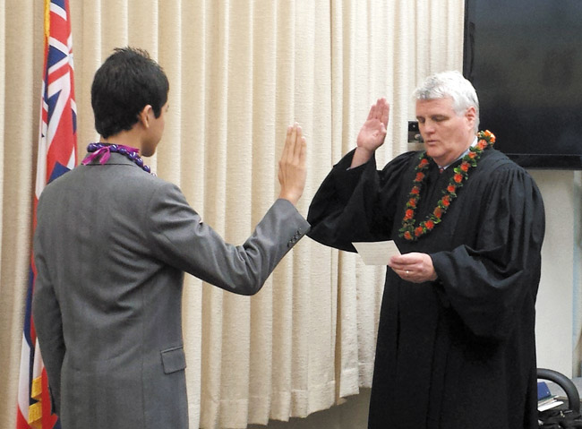 Danson Honda is sworn into his new position as the BOE student representative by Hawaii Chief Justice Mark Recktenwald. Photo from the state Department of Education.