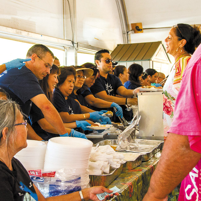 Volunteers at last year's outreach lined up to provide Thanksgiving meals to residents along the Leeward coast. Photo from Ko Olina Resort. 