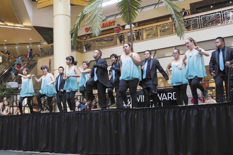 The dancers take over Windward Mall’s stage. Photo by Anthony Consillio.
